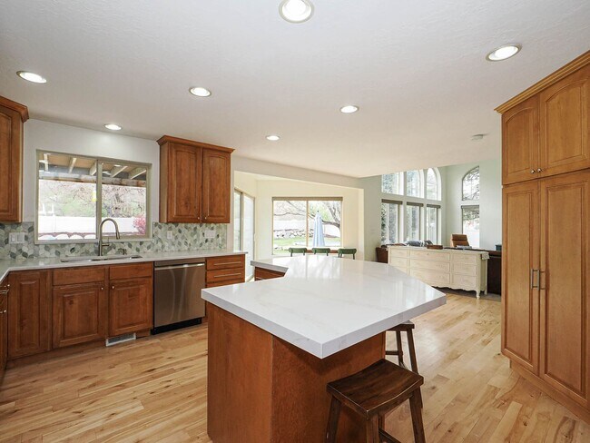 Building Photo - 4 Bedroom, 2.5 bathroom Bluffdale Home