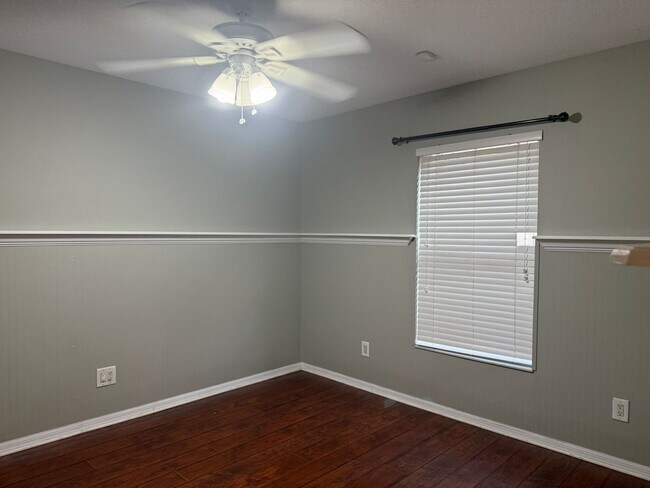 Building Photo - 5 BEDROOM HOUSE WITH PRIVATE POOL AND LAKE...