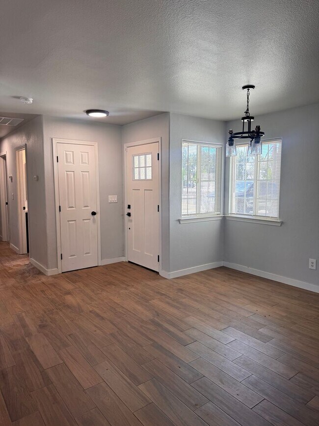 Building Photo - Newly Remolded 3 Bedroom, 2 Bath Home