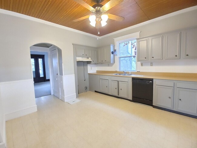 Building Photo - Timeless 3 Bedroom House!