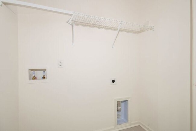 Building Photo - 3 bed / 2.5 bath ~ Foxbank Plantation