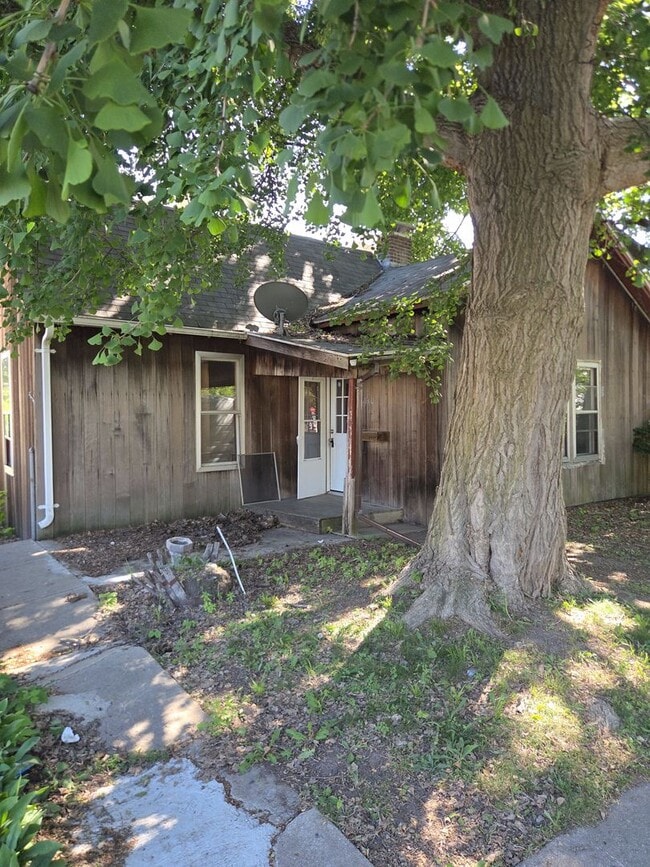Building Photo - 730 E McClure Ave