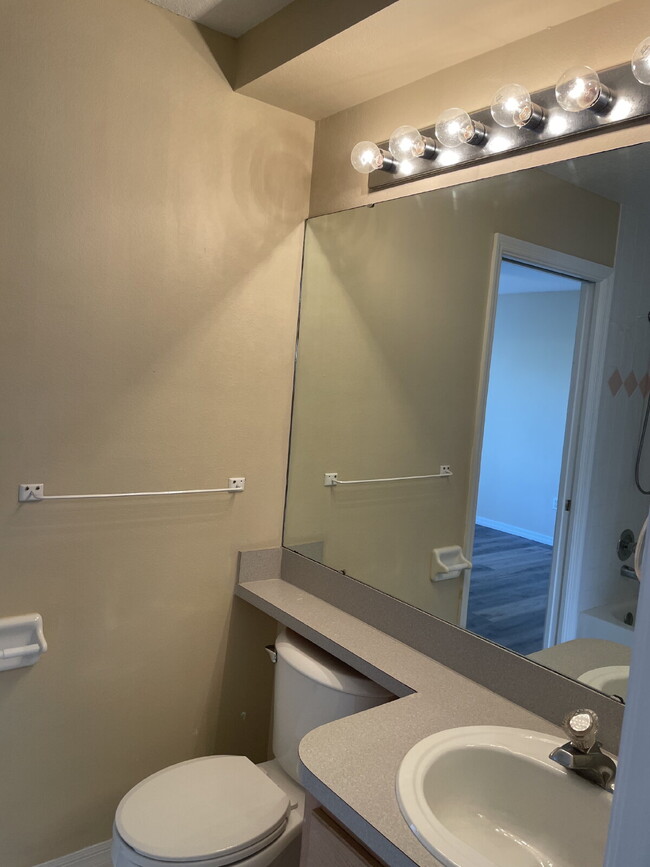 Building Photo - "Charming 4-Bed, 2-Bath St. Cloud Gem with...