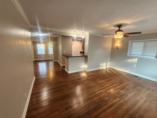 Building Photo - Updated 3 bedroom 1.5 home great for enter...
