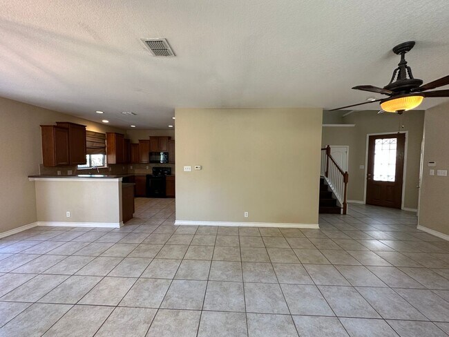 Building Photo - Beautiful 3 bedroom, 2.5 bath home located in a gated North San Antonio community!