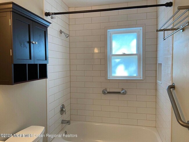 Building Photo - 10 Laurel Pl