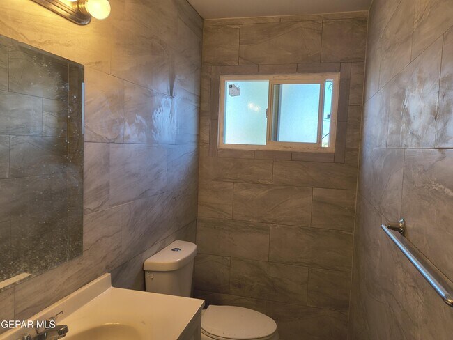 Building Photo - 714 N San Marcial St