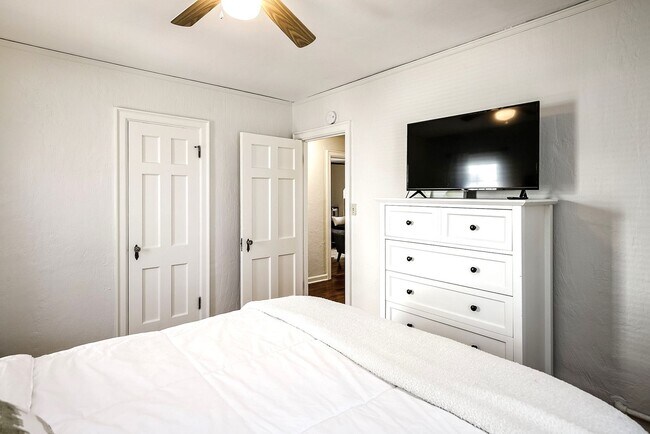 Building Photo - Spacious Two Bedroom Condo in Blackstone!