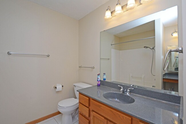 Building Photo - AVAILABLE NOW! Spacious 2 Bed, 2 Bath Town...