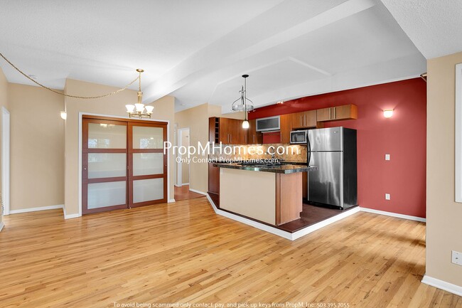 Building Photo - Beautiful Two Bedroom Apartment on Rosemon...