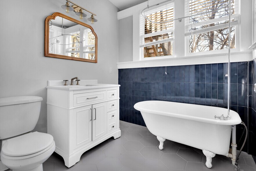 bathroom - 1050 Tilden St NW