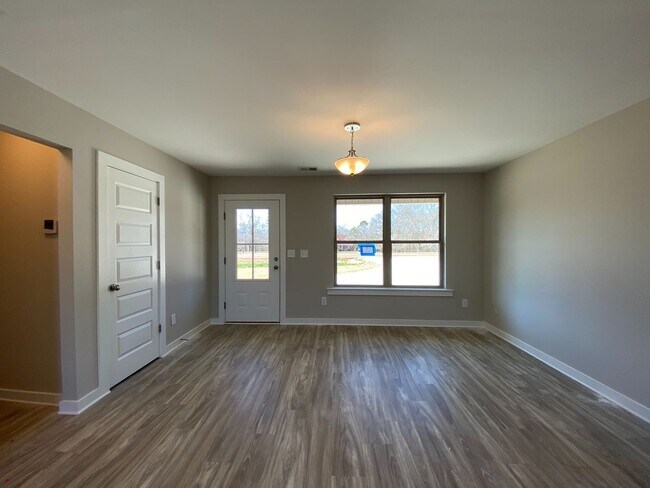 Building Photo - Gorgeous Home for Rent in Talladega, AL! A...