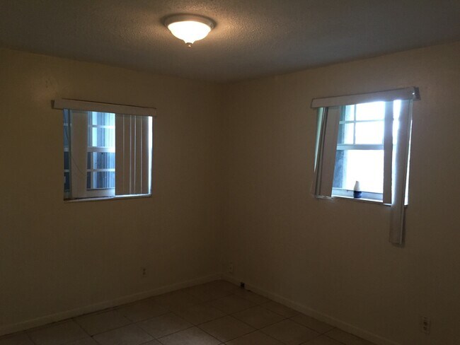 Building Photo - Large 3-1 house in the Manors  with big backyard and central air