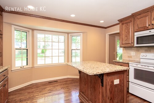 Building Photo - Beautifully updated split level with Finis...