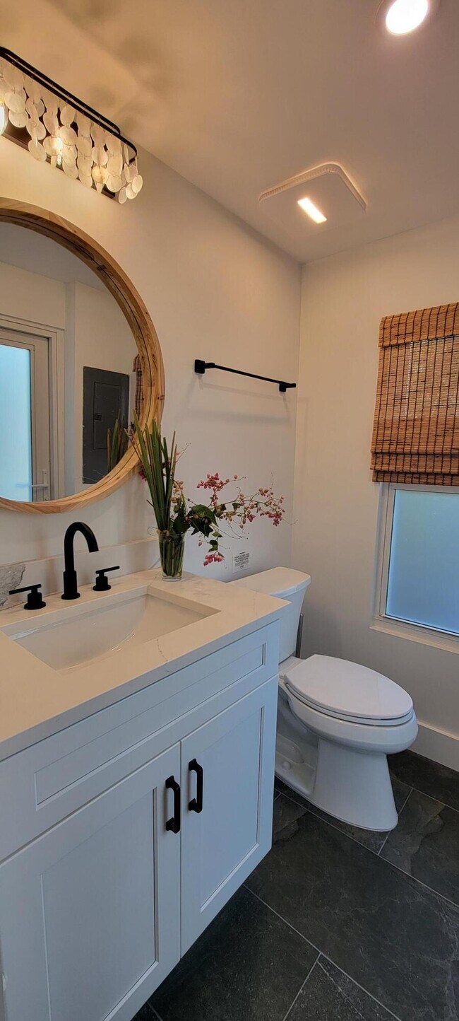 Building Photo - 717 Macy St