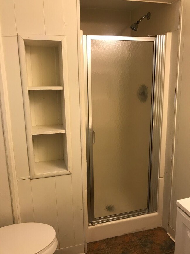 Building Photo - AVAILABLE JULY 2026 - Beautiful 2 Bedroom Home in South Side Slopes!