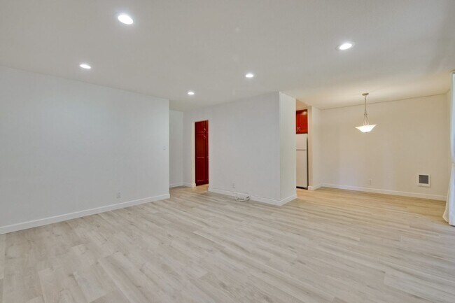 Building Photo - Beautiful 2BR 2BA downstairs condo in Moun...