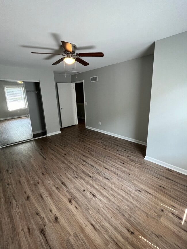 Building Photo - 3-Bedroom Townhome