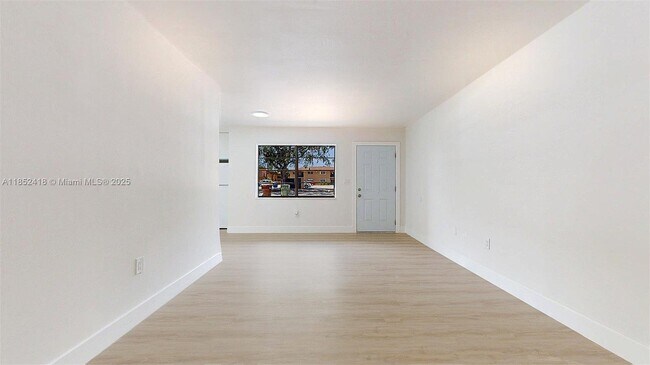 Building Photo - 1674 W 42nd St
