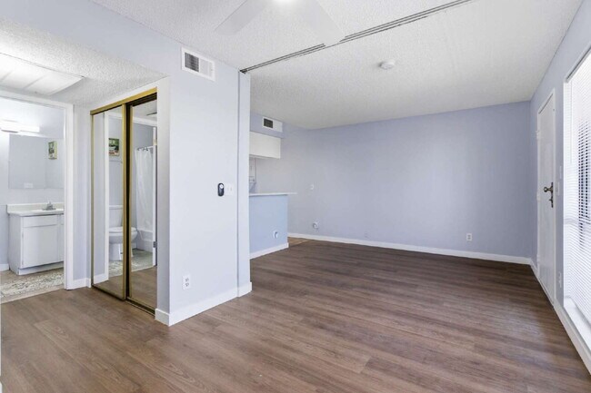 Building Photo - Top-floor studio apartment! Recently renovated with brand new flooring and paint throughout.