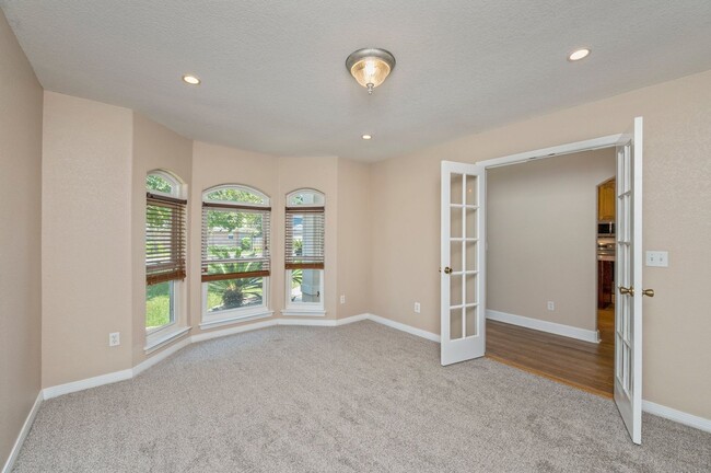 Building Photo - Spacious Home in Navarre!