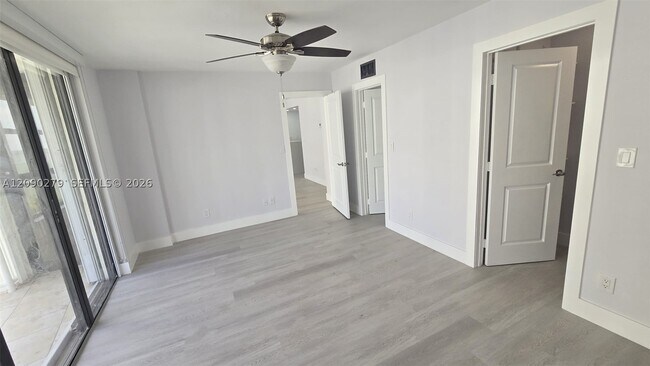 Building Photo - 1440 Brickell Bay Dr