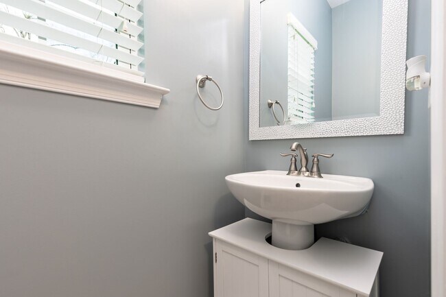 Building Photo - Spacious Home in Williamsburg - WASHINGTON RIDGE