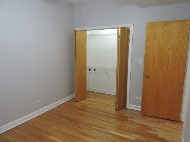 Building Photo - 1346 1/2 W Estes Ave