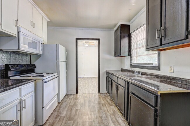 Building Photo - 2006 Pine Hill Dr