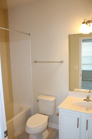 Building Photo - 829 Jarrett Ln