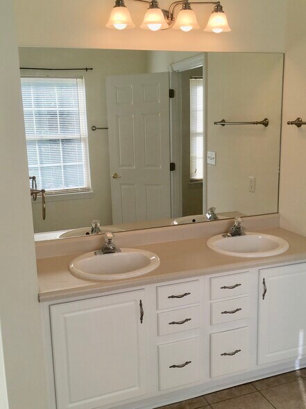 Building Photo - 2426 Rochester Rd