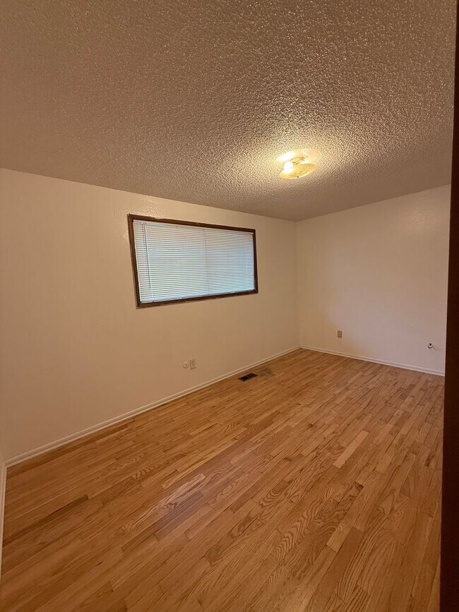 Building Photo - Great location in Milwaukie, OR! 3 bedroom 1 bath home with a large yard!