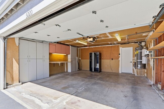 Building Photo - Beautifully Remodeled 3BD Townhome | Multi-Zone A/C | Private Patio