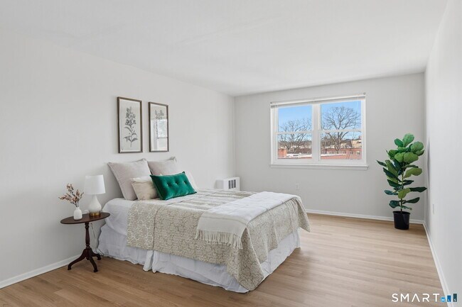 Building Photo - 887 Farmington Ave