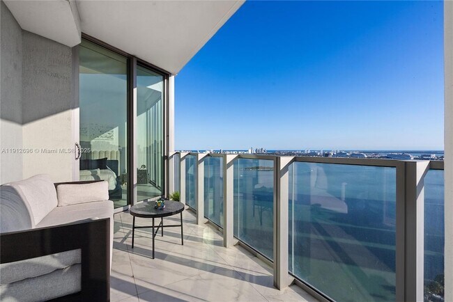 Primary Photo - 2900 NE 7th Ave