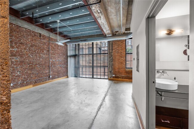 Building Photo - 2201 Locust St