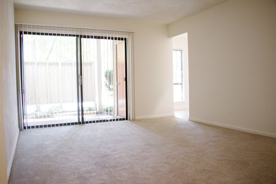 Livingroom - Princeton Circle West Apartments