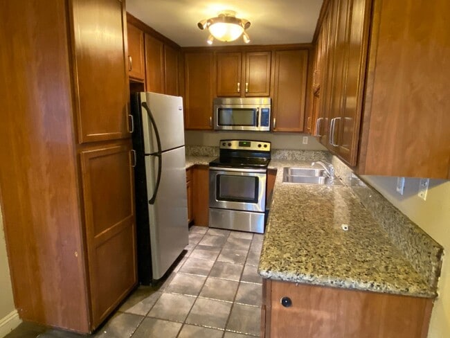 Building Photo - 2 bed 2 bath downstairs unit