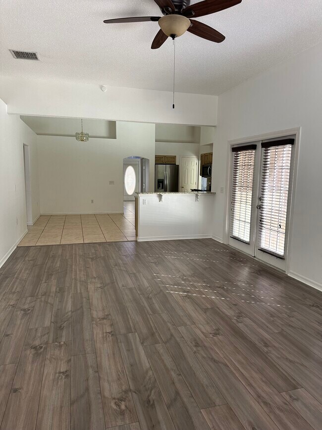 Building Photo - 231 Shady Oak Loop