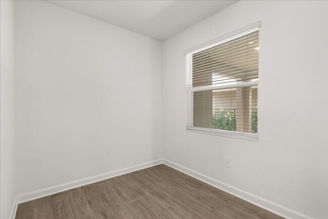 Building Photo - Spacious 5-Bedroom Solar Home for Rent in ...