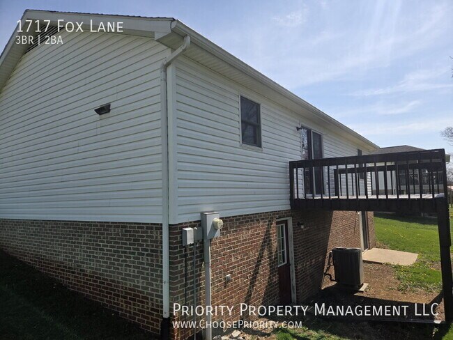 Building Photo - 1717 Fox Ln