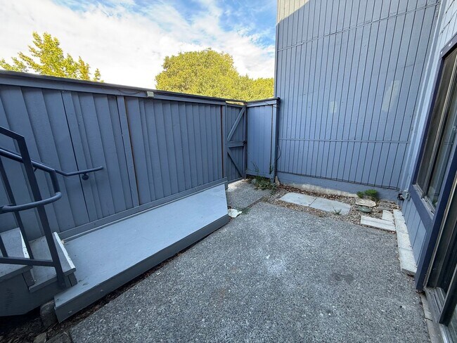 Building Photo - 73 Mitchell Dr