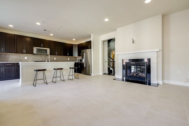 Building Photo - Updated 3br/2.5ba Condo Townhome Alexandria Walk to Metro