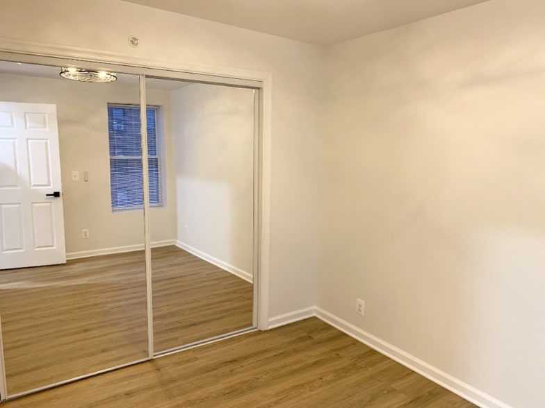 Building Photo - 1600 S Charles St