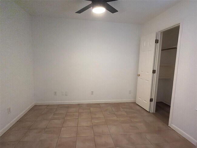 Building Photo - 103 N Mockingbird Cir