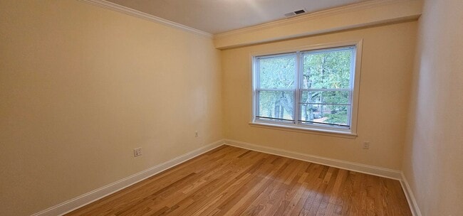 Building Photo - 2-bed, 1.5 Bath Brookline Townhouse