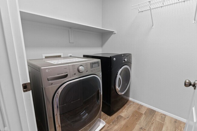 Building Photo - SE!! Pebble and Pollock!! Crystal Springs!...