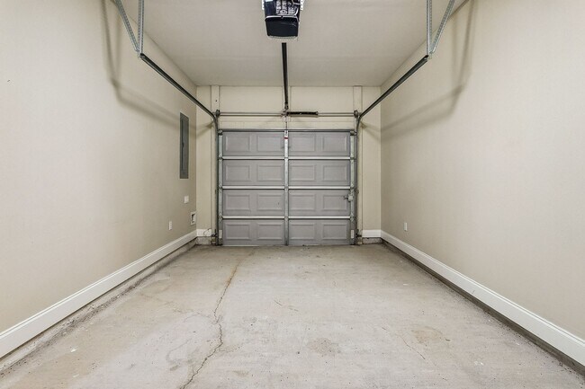 Building Photo - 3BR/2.5BA Townhome — Garage + Backyard — Great Schools