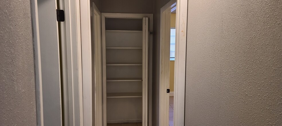 Building Photo - 4691 Pleasant Valley Ct