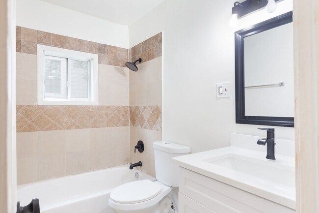 Building Photo - Beautiful Newly Renovated 2/1 w/ Large Fen...
